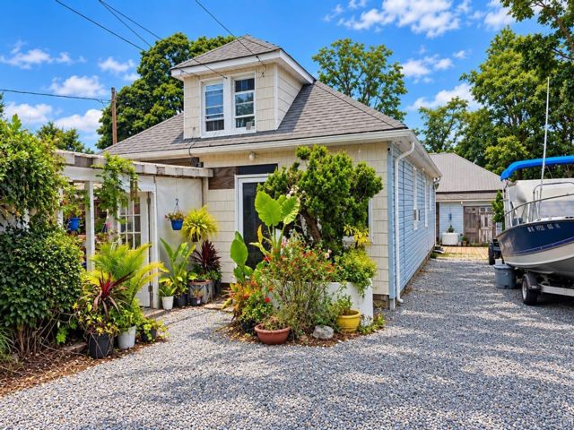  2 BR,  1.00 BTH &nbsp;Bungalow style home in Inwood