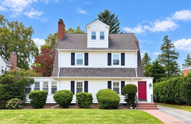  3 BR,  2.00 BTH &nbsp;Colonial style home in Garden City