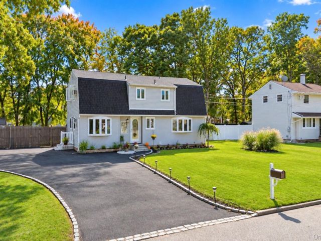  5 BR,  3.00 BTH &nbsp;Colonial style home in Coram