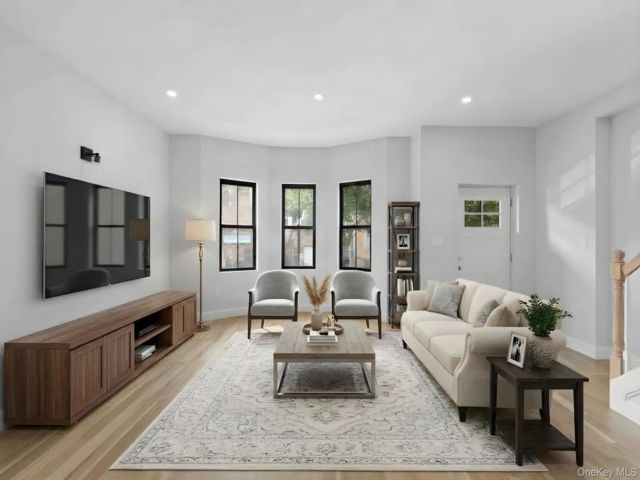  3 BR,  4.00 BTH &nbsp;Colonial style home in Cypress Hills