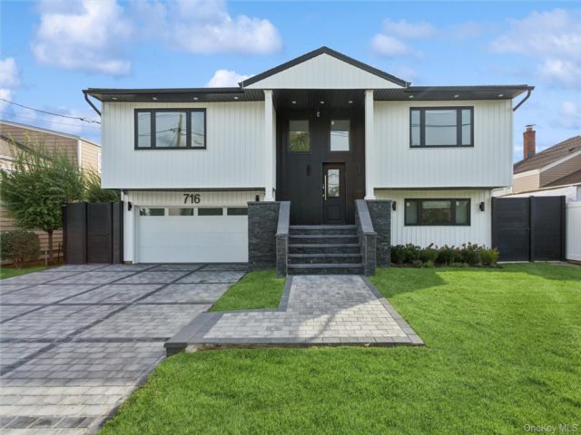  4 BR,  3.00 BTH &nbsp;Hi ranch style home in Cedarhurst