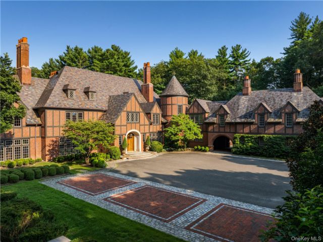  8 BR, 12.00 BTH &nbsp;Estate style home in Upper Brookville