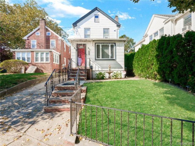  3 BR,  2.00 BTH &nbsp;Colonial style home in Flushing