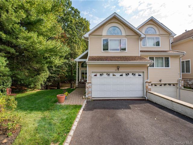  4 BR,  4.00 BTH &nbsp;Condo style home in Port Jefferson