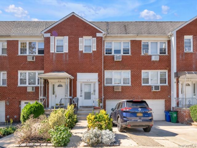  5 BR,  4.00 BTH &nbsp;House style home in Bayside