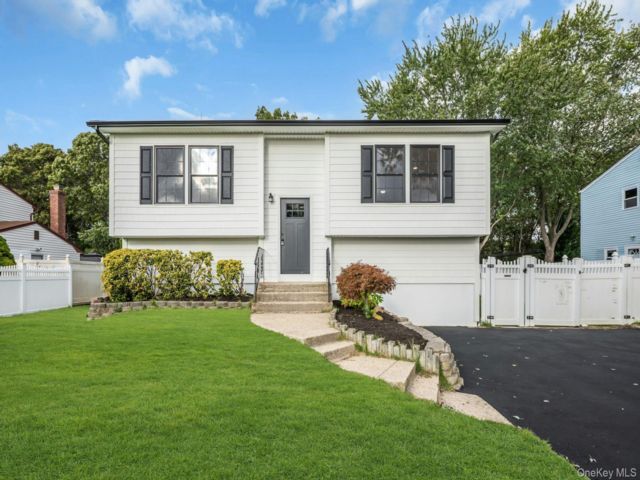  4 BR,  2.00 BTH &nbsp;Hi ranch style home in Holtsville