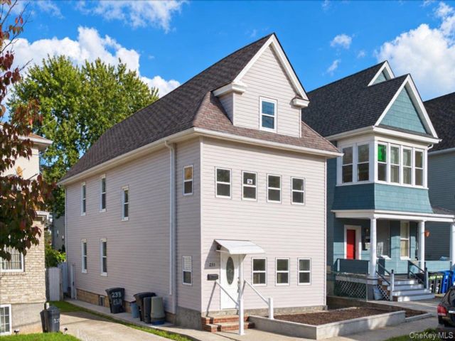  6 BR,  3.00 BTH &nbsp;Colonial style home in West Brighton