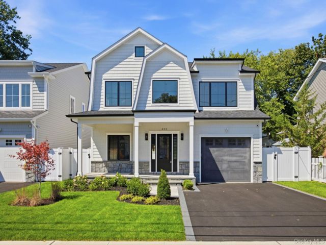  4 BR,  3.00 BTH &nbsp;Colonial style home in West Hempstead
