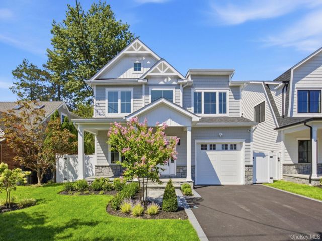  4 BR,  3.00 BTH &nbsp;Colonial style home in West Hempstead