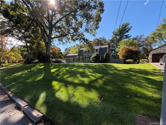  4 BR,  3.00 BTH &nbsp;Colonial style home in Saint James