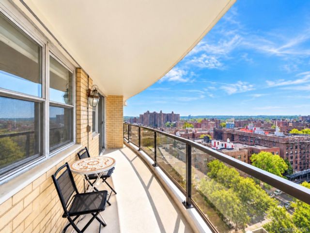  1 BR,  1.00 BTH &nbsp;High rise style home in Forest Hills