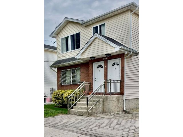  3 BR,  2.00 BTH &nbsp;Traditional style home in Arverne
