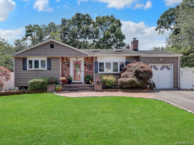  3 BR,  3.00 BTH &nbsp;Ranch style home in Islip Terrace