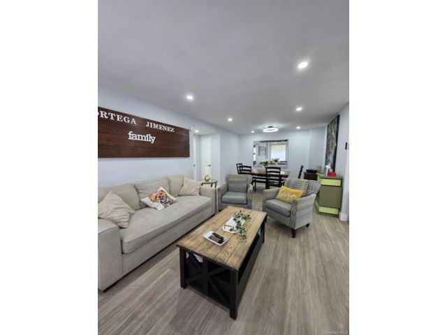  1 BR,  1.00 BTH &nbsp;High rise style home in Riverdale