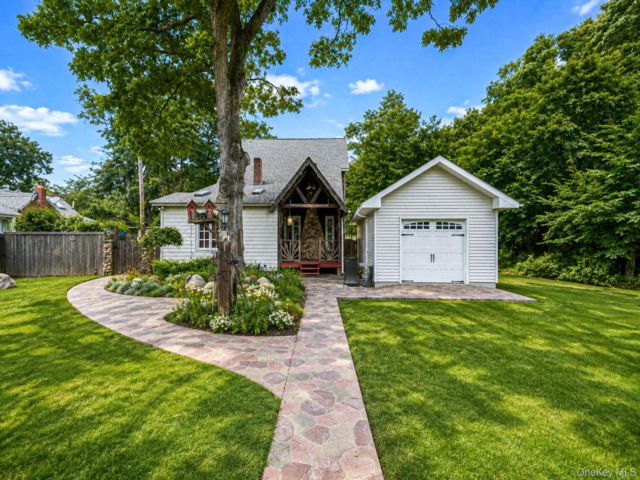  4 BR,  3.00 BTH &nbsp;Exp cape style home in Medford