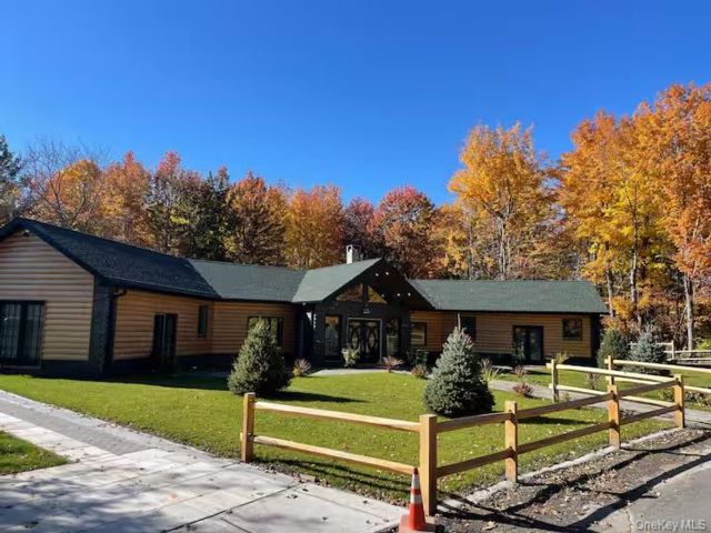  4 BR,  3.00 BTH &nbsp;Cabin style home in Tannersville