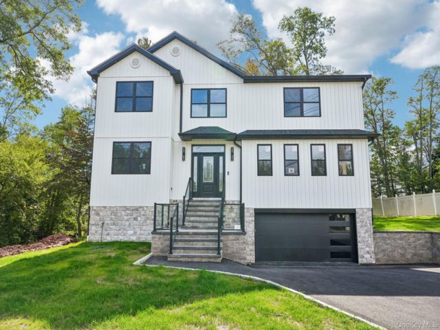  5 BR,  4.00 BTH &nbsp;Colonial style home in Valley Cottage