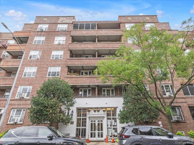  2 BR,  1.00 BTH &nbsp;Mid rise style home in Kew Gardens