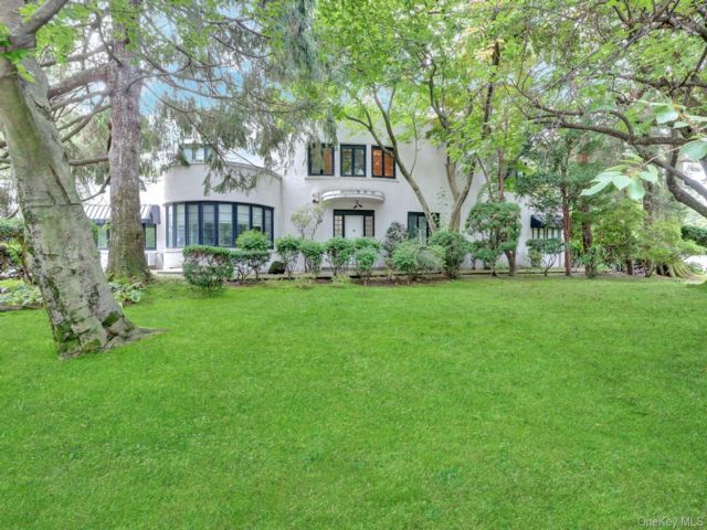  3 BR,  4.00 BTH &nbsp;Colonial style home in Queens Village