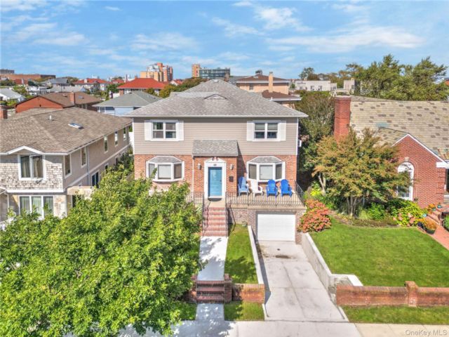  5 BR,  3.00 BTH &nbsp;Colonial style home in Long Beach
