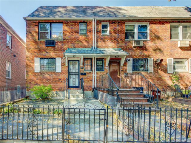  3 BR,  3.00 BTH &nbsp;House style home in Jackson Heights