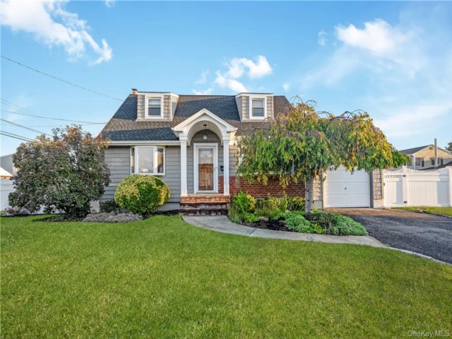  4 BR,  3.00 BTH &nbsp;Exp cape style home in Farmingdale