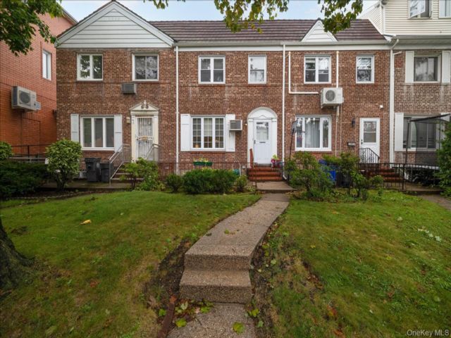  3 BR,  2.00 BTH &nbsp;House style home in Kew Garden Hills