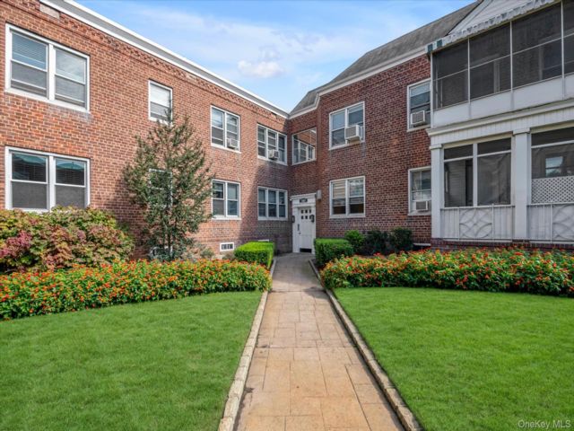  1 BR,  1.00 BTH &nbsp;Garden style home in Hewlett
