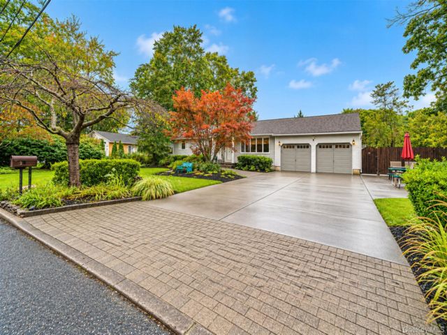  4 BR,  3.00 BTH &nbsp;Ranch style home in Middle Island