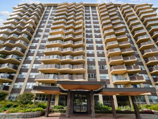  2 BR,  2.00 BTH &nbsp;High rise style home in Bayside