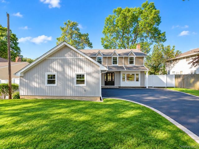  4 BR,  3.00 BTH &nbsp;Colonial style home in Lake Grove