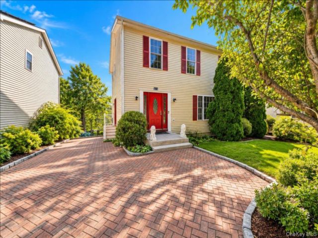  4 BR,  4.00 BTH &nbsp;Colonial style home in Yonkers