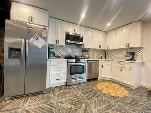  3 BR,  3.00 BTH &nbsp;Modern style home in Astoria