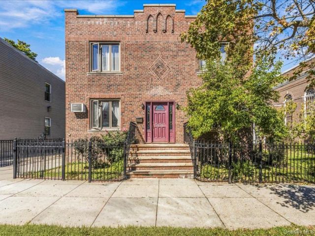  4 BR,  4.00 BTH &nbsp;Colonial style home in Ridgewood