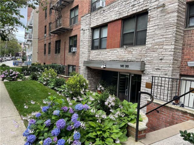  1 BR,  1.00 BTH &nbsp;Mid rise style home in Briarwood