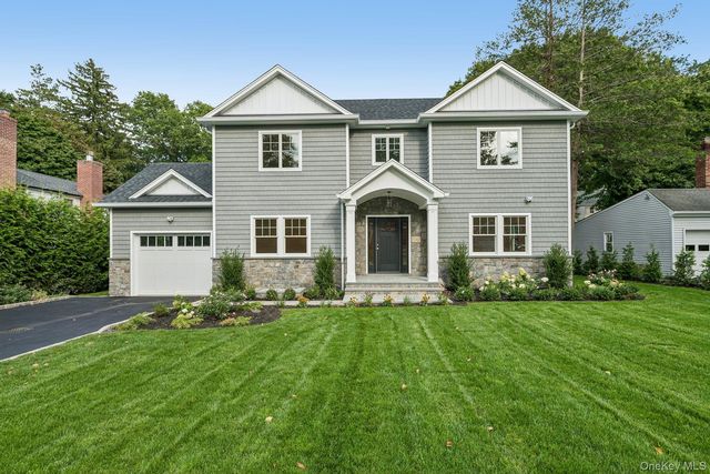  4 BR,  5.00 BTH &nbsp;Colonial style home in East Williston