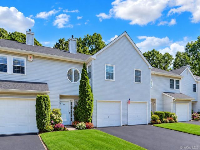  2 BR,  3.00 BTH &nbsp;Condo style home in Port Jefferson Station