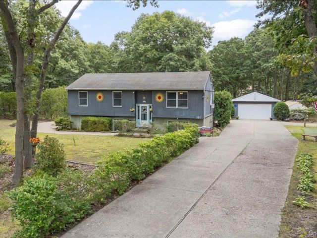  4 BR,  3.00 BTH &nbsp;Hi ranch style home in Manorville