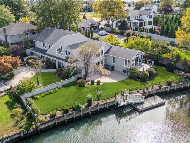  5 BR,  5.00 BTH &nbsp;Contemporary style home in Massapequa
