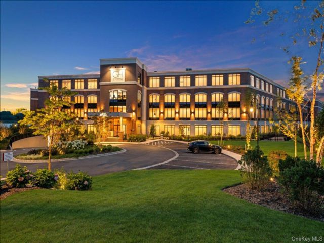  3 BR,  3.00 BTH &nbsp;Penthouse style home in Glenwood Landing