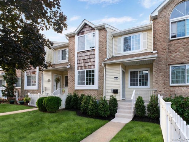  3 BR,  2.00 BTH &nbsp;House style home in Heartland Village
