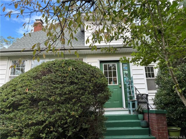  2 BR,  2.00 BTH &nbsp;Cape cod style home in Port Jefferson