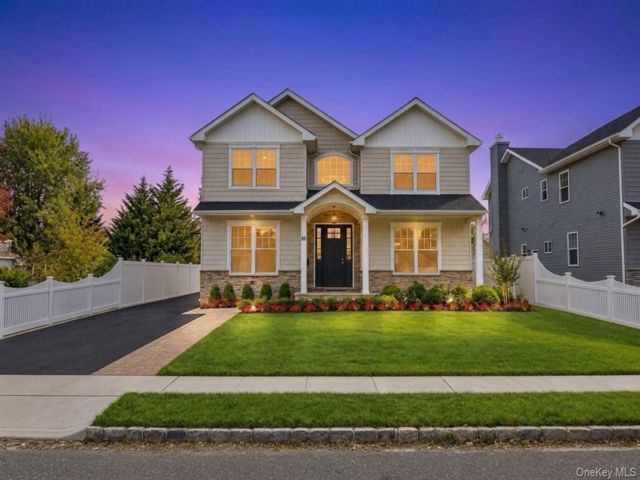  5 BR,  5.00 BTH &nbsp;Colonial style home in Hicksville