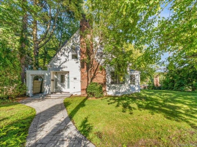  5 BR,  5.00 BTH &nbsp;Colonial style home in Great Neck