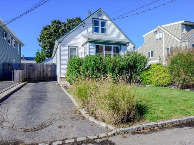  3 BR,  2.00 BTH &nbsp;Cape cod style home in Babylon