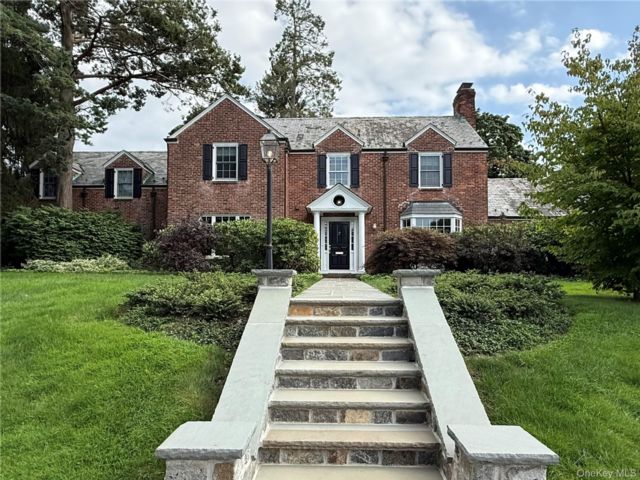  4 BR,  4.00 BTH &nbsp;Colonial style home in Cold Spring Harbor