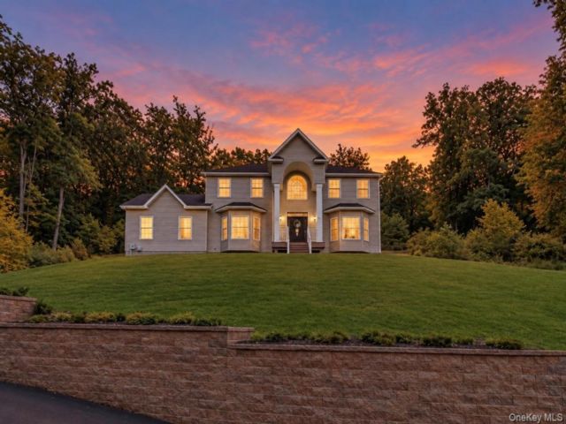  4 BR,  3.00 BTH &nbsp;Colonial style home in New Windsor