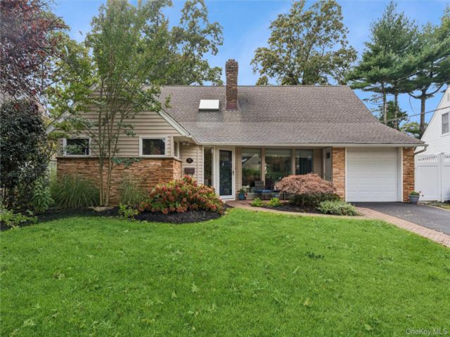  4 BR,  3.00 BTH &nbsp;Ranch style home in Merrick