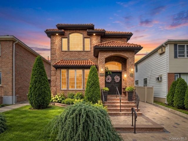  3 BR,  4.00 BTH &nbsp;Colonial style home in Whitestone
