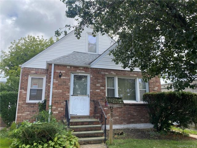  4 BR,  2.00 BTH &nbsp;Cape cod style home in Williston Park